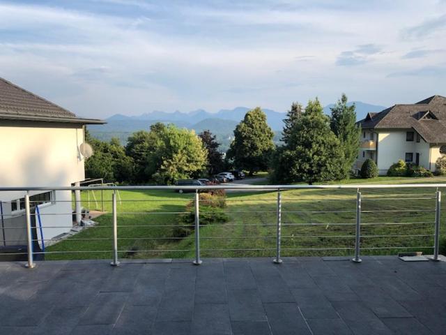 Velden View Ferienwohnung Mit Grosser Sonnenterrasse Und See- Und Karawankenblick Velden am Wörthersee Eksteriør bilde